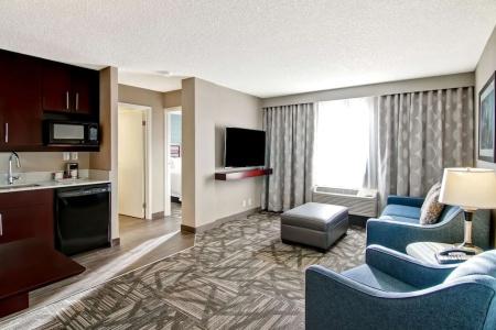 Hampton Inn & Suites by Hilton-Airport - 63