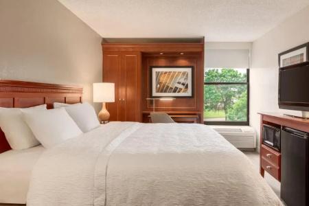 Hampton Inn-Airport - 35