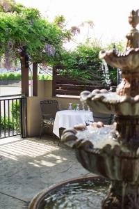 Rogue Regency Inn & Suites - 24