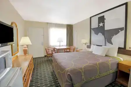 Super 8 by Wyndham Airport - 27