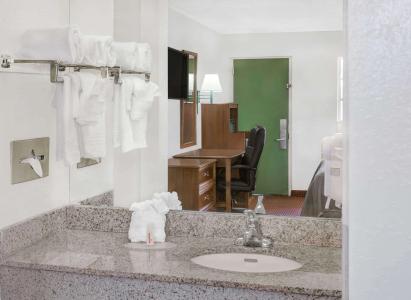 Howard Johnson By Wyndham Ft. Myers Fl - 9
