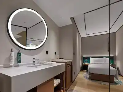 Hilton Garden Inn West Lake - 52