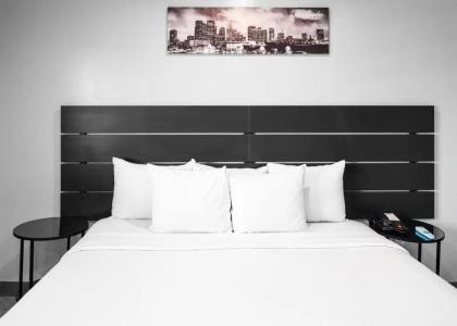 Hollywood Inn Express Lax - 29
