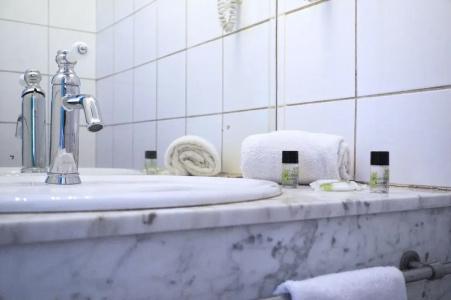 Ours Blanc - Place Victor Hugo - 97