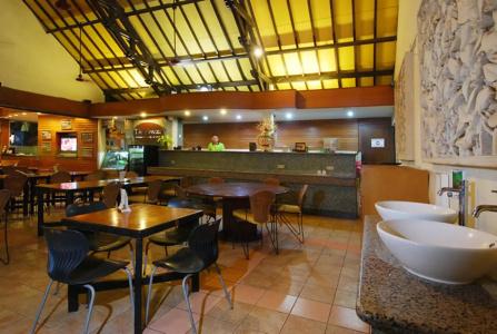 Yulia Beach Inn Kuta - 16