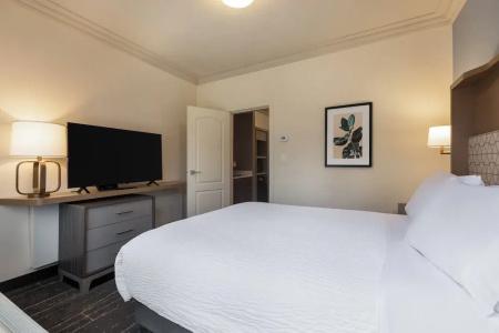 Elk Lake Inn & Suites - 77