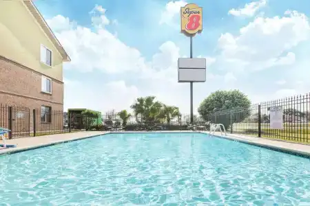 Super 8 by Wyndham LA - 9