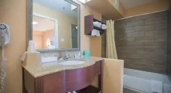 The Crossroads and Suites - 8