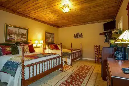 Hemlock Inn - 24