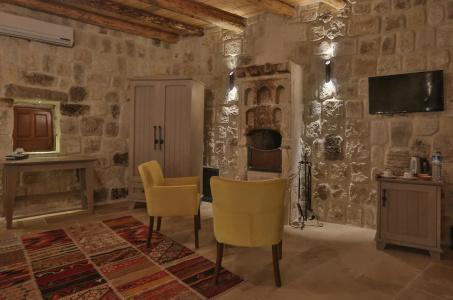 Acropolis Cave Suite - 84