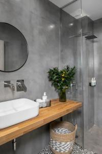 Melo Athens - 154