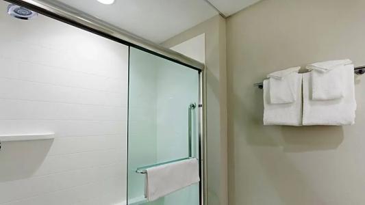 Holiday Inn Express & Suites Beach Beachfront by IHG - 83