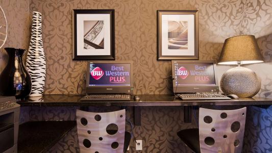 Best Western Plus Inn & Suites - 12