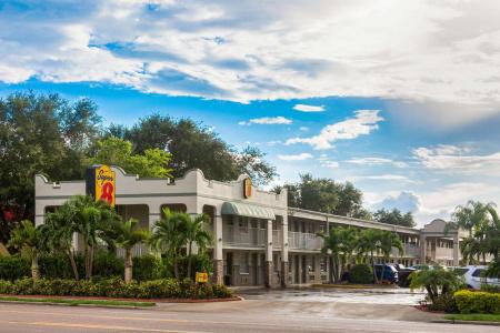 Super 8 by Wyndham Sarasota Area - 10