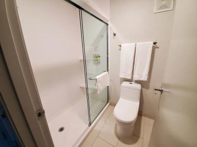 Holiday Inn Express & Suites, an IHG - 7