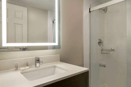 Days Inn by Wyndham Toronto West - 7