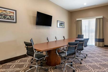 Comfort Suites - University - 20