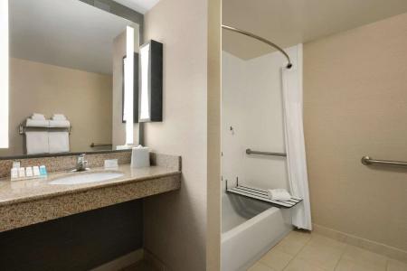 Hilton Garden Inn East - 35