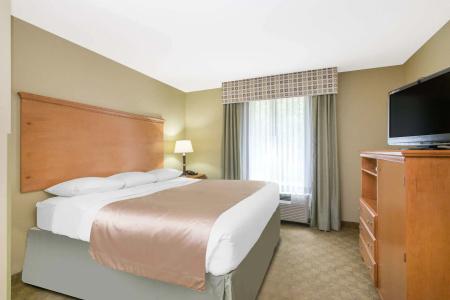 Super 8 by Wyndham Savannah - 3