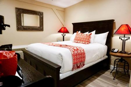 Lantern Light Inn - Romantic Getaway - 35