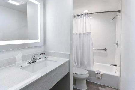 Hollywood Inn Express Lax - 37