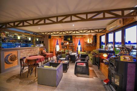 San Art Floating Hostel & - 11