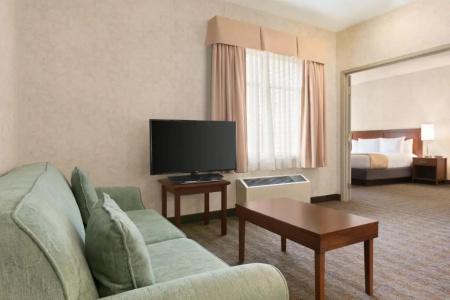 Days Inn by Wyndham Airport - 27