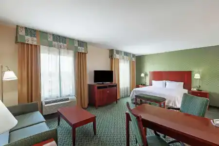 Hampton Inn & Suites West - 4
