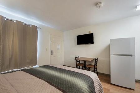 HomeTowne Studios by Red Roof Dallas - - 41