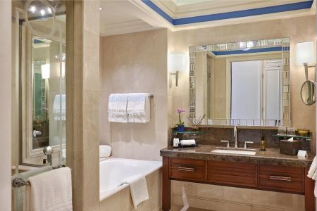 Four Seasons Istanbul at the Bosphorus - 10