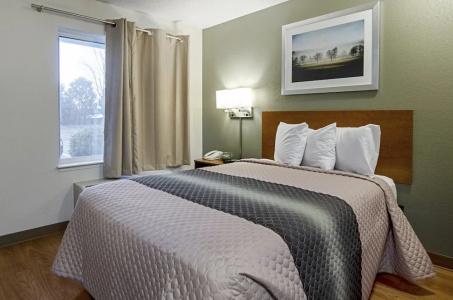 Hometowne Studios by Red Roof - University Pkwy - 26