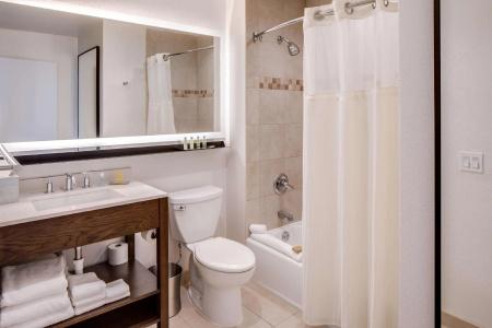 DoubleTree by Hilton & Suites - 31