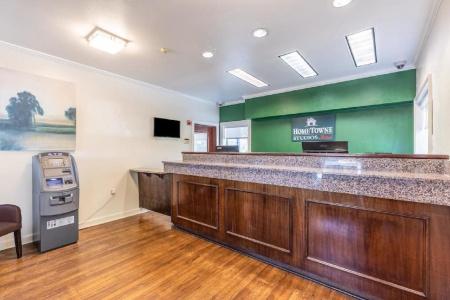 HomeTowne Studios by Red Roof Orlando - Casselberry - 24