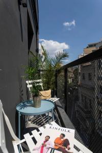 Melo Athens - 114