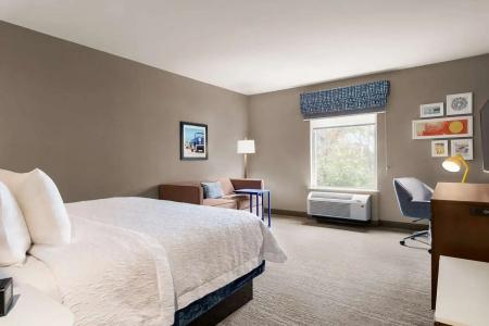 Hampton Inn & Suites West - 33