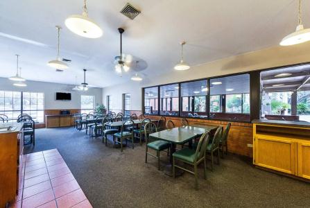 Econo Inn & Suites - 27