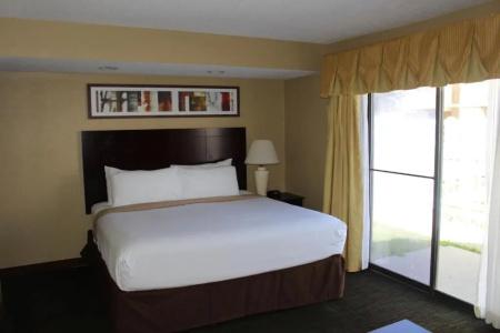 Hawthorn Suites East - 68
