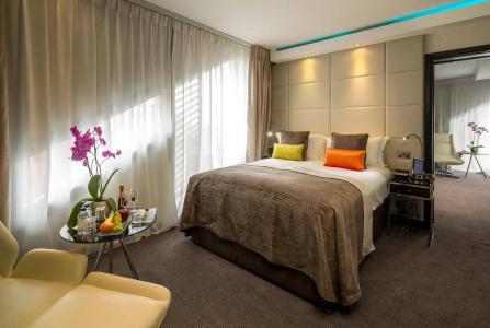 Montcalm East, Autograph Collection - 6