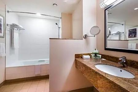 Courtyard by Marriott Prague City - 52