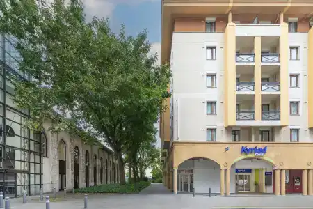 Kyriad Chambéry Centre - Hôtel et Résidence - 80
