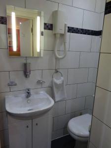 Oyo London Guest House - 9