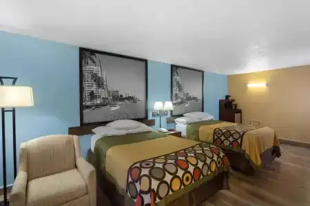 Super 8 by Wyndham Sarasota Area - 4