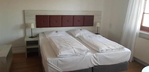 & Restaurant Lindengarten - 44