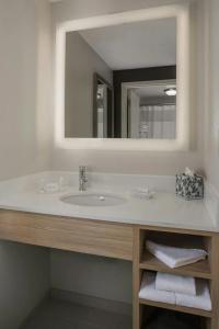 SpringHill Suites by Marriott Convention Center - 30
