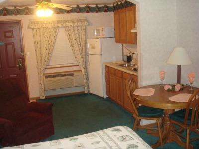 Townhouse Inn & Suites - 10