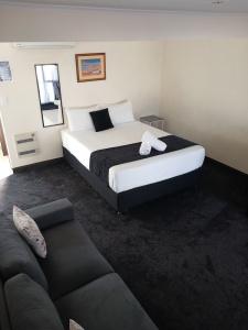 Palm City Motor Inn - 85