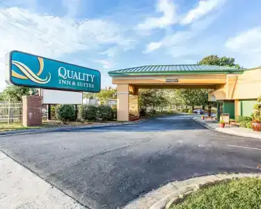 Quality Inn & Suites Coliseum - 11