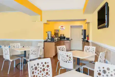 Super 8 by Wyndham Virginia Beach Oceanfront - 13
