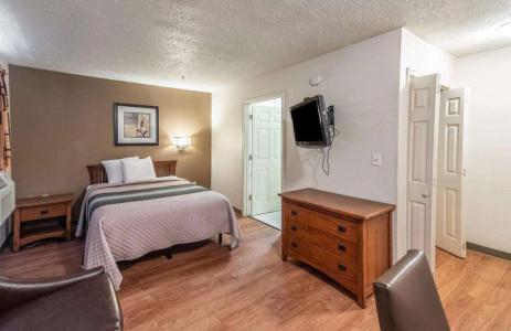 HomeTowne Studios by Red Roof Orlando South - 36