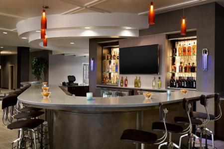 DoubleTree by Hilton Airport - 20